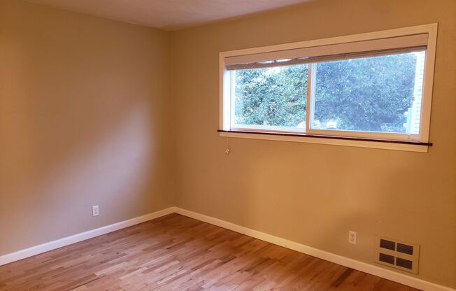 Fremont - Small Building - 1BR Top Floor Corner Unit - Clean!