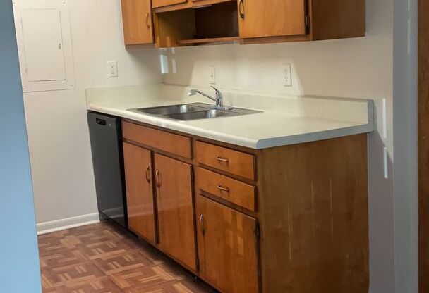 2 beds, 1 bath, 950 sqft, $1,085, Unit C05 Manor
