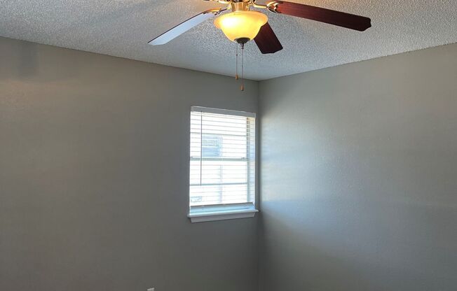 2 beds, 1.5 baths, 832 sqft, $825, Unit 220