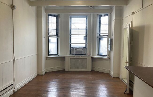 Studio, 1 bath, 450 sqft, $1,049, Unit 42-1R