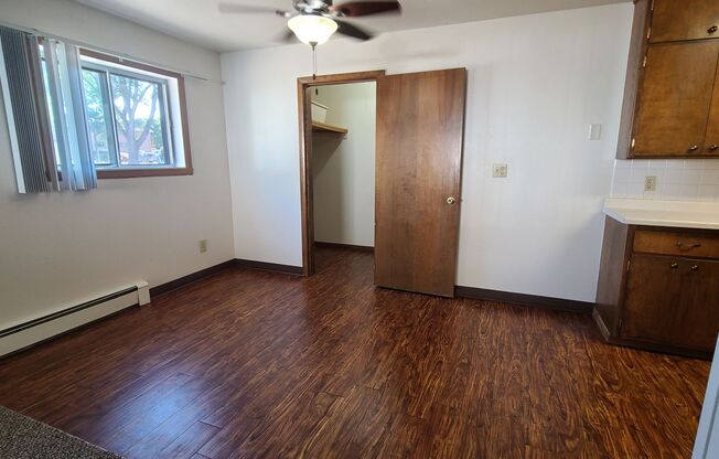 2 beds, 1 bath, 900 sqft, $770, Unit 5