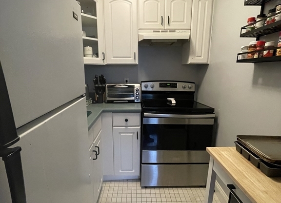 2 beds, 1 bath, 825 sqft, $2,600, Unit 3