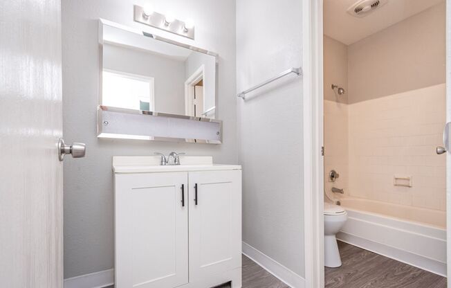 2 beds, 1 bath, 880 sqft, $1,450, Unit 42