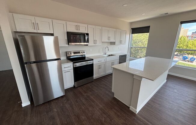 2 beds, 2 baths, 957 sqft, $1,725, Unit 417 - B1120 Corner Unit