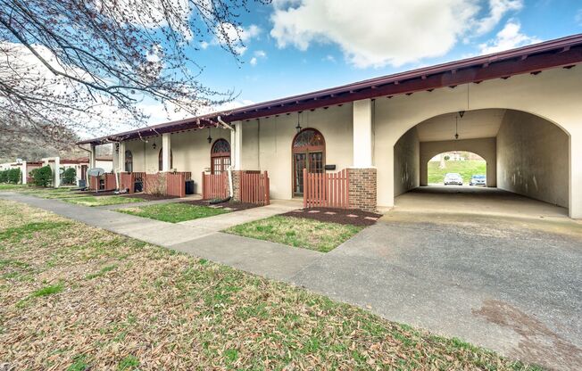 Great corner studio location in Belle Forest.