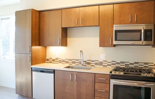 Great NE Location Close to Everything! Urban 1 Bdr w/Condo-Grade Finishes!