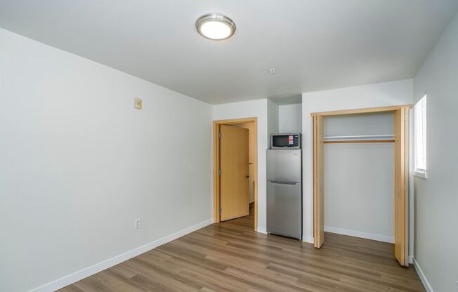 Studio, 1 bath, 180 sqft, $950, Unit Unit A306