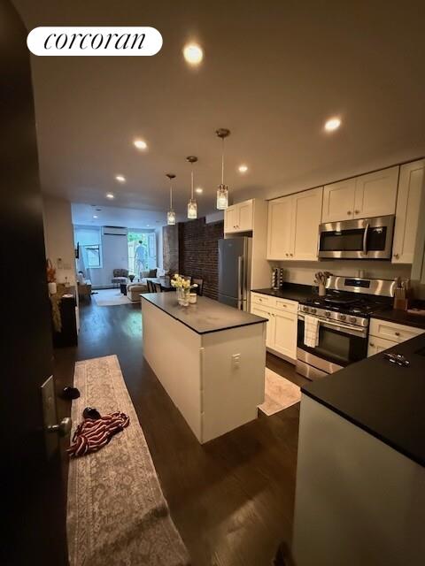 123 E 18 ST