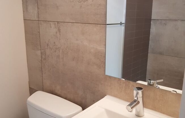 Studio, 1 bath, 231 sqft, $1,352, Unit 410