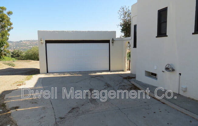 8458 GOLDEN AVE