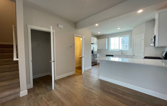 Beaverton Brand New ~ 3 Bed 3.5 Bath TownHouse w/ Large Office/Den or additional Suite ~ River Terrace Subdivision! BISD Schools, Mountainside HS, Nike, Intel and More!