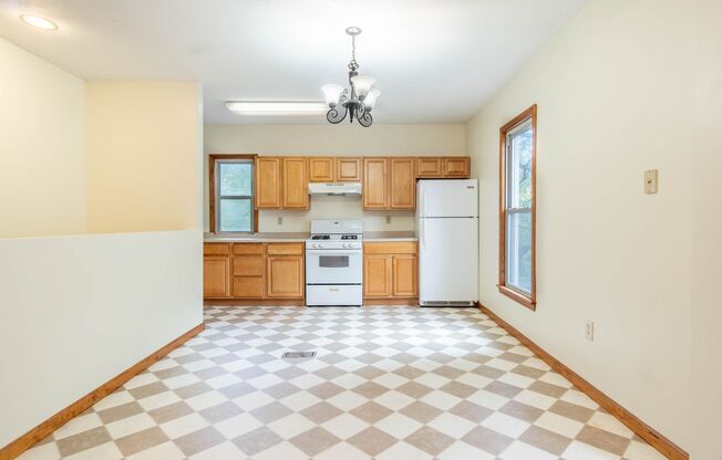 2 beds, 1 bath, $975, Unit 1025 Apartment 2 Upper