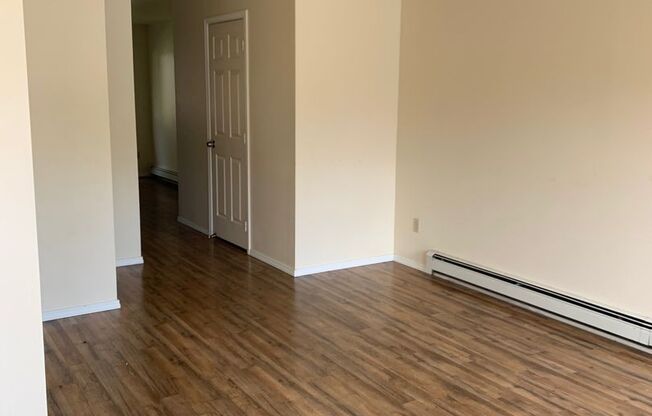 2 Bedroom Condo with Washer/Dryer in Home