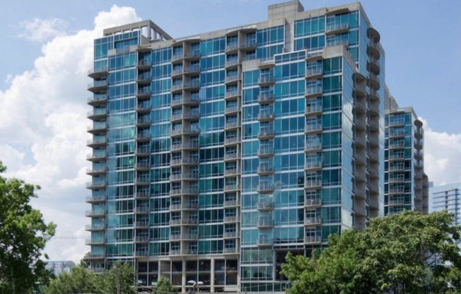 Modern Corner Unit 1BR Condo in Midtown with Skyline Views