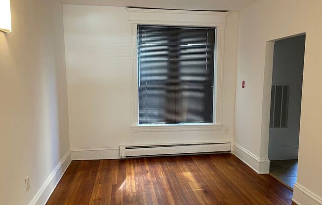 2 beds, 1 bath, $1,400, Unit 3A