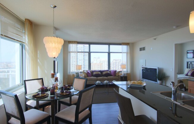 651 W KINZIE