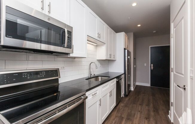 Studio, 1 bath, 470 sqft, $1,950, Unit 3833-402