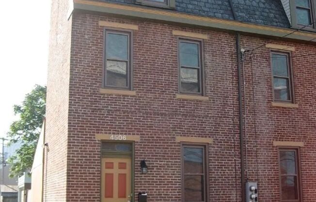 1 BED HOME WITH OUTDOOR AREA, LAUNDRY AND AC! LAWRENCEVILLE CHARMER!