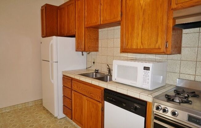 2 beds, 1 bath, $2,995