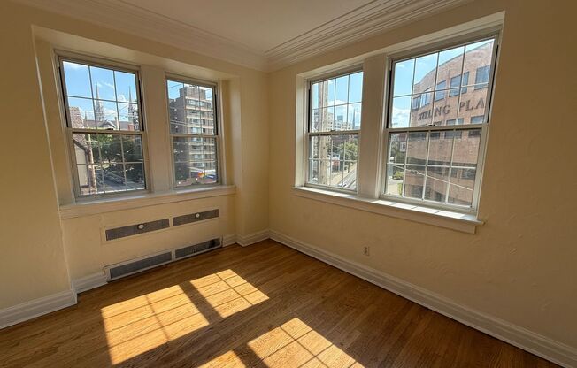 2 beds, 2 baths, 1,303 sqft, $2,200, Unit New King Edward  401