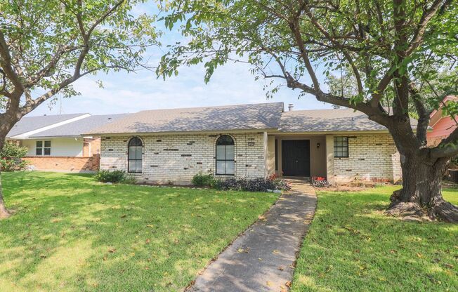 Beautifully crafted 3-2-2 home in the Garland area!