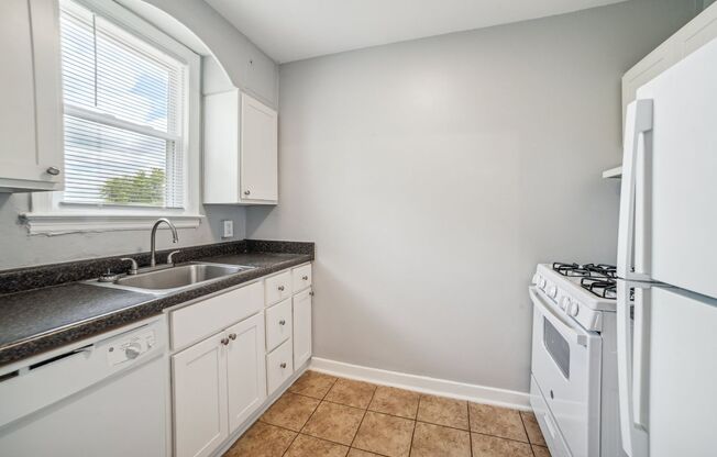 2 beds, 1 bath, 775 sqft, $1,060, Unit 643 Southcrest Court #3