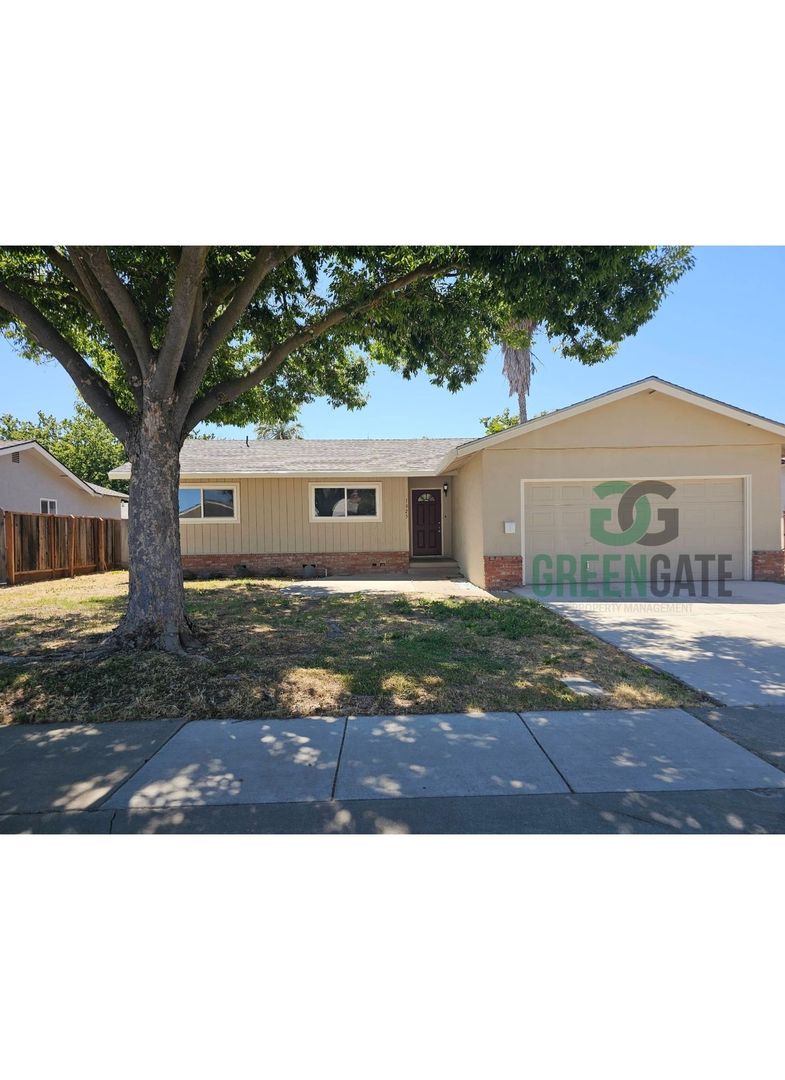 3 BEDROOM 2 BATH HOME MOVE IN READY IN MODESTO!