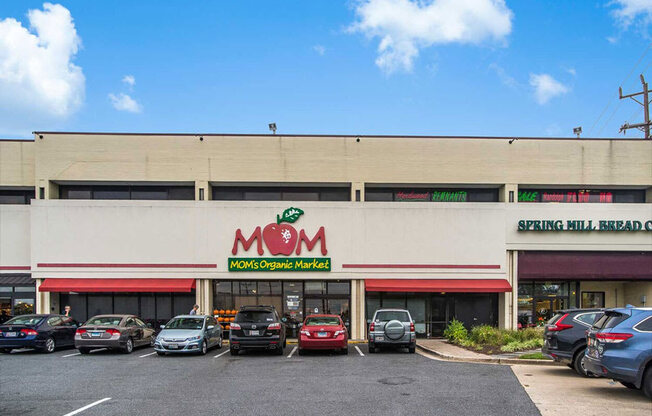 the front of a supermarket with cars parked in the parking lot