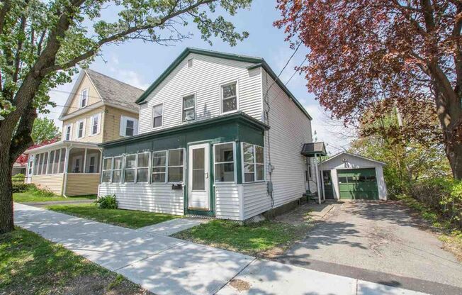 4-Bed Farmhouse Minutes from UVM Campus (30 Chase St)