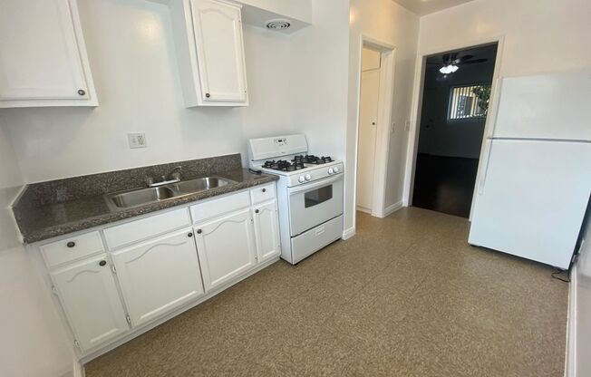 Studio, 1 bath, 370 sqft, $1,300