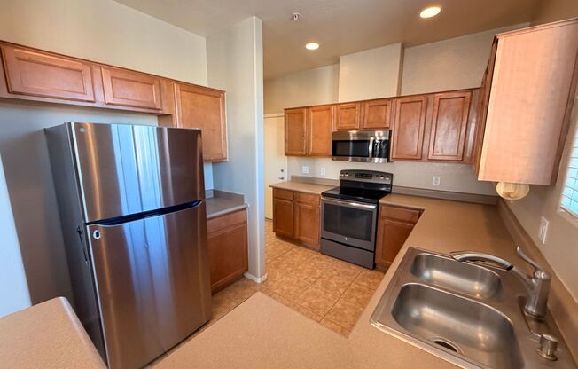 Spacious 2Bdm 2.5Ba Anthem Townhome with *NEW* flooring