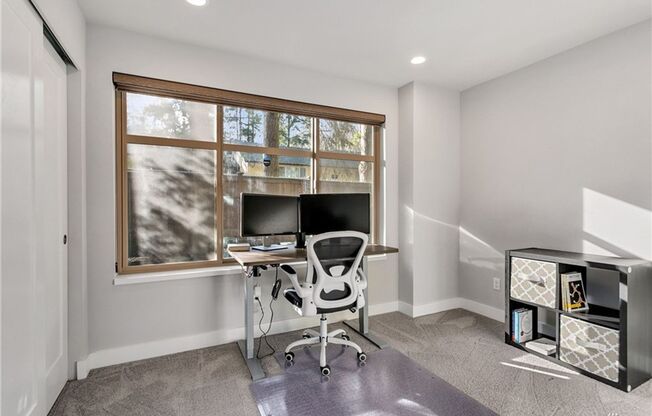 Stunning modern townhome 3 bedroom 3 bath Bellevue Microsoft area