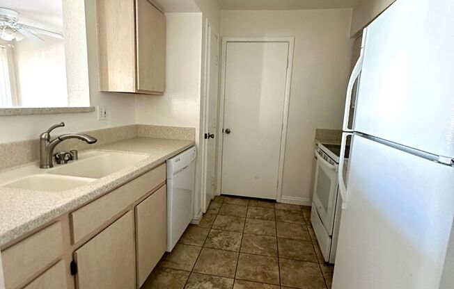 2 beds, 2 baths, $1,299, Unit # 2095