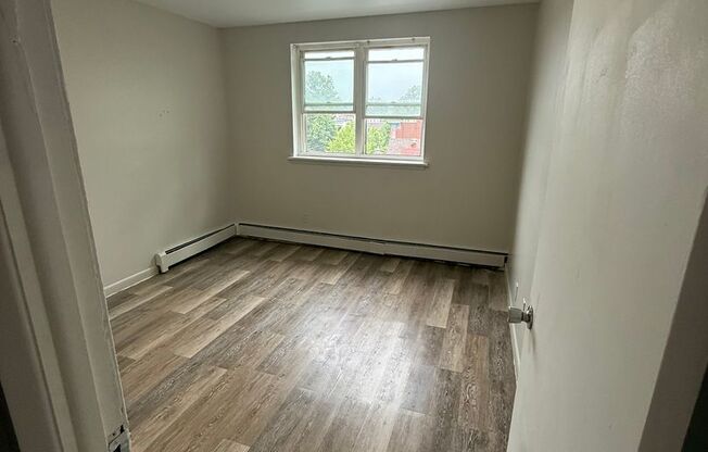 2 beds, 1 bath, 800 sqft, $1,300, Unit 423