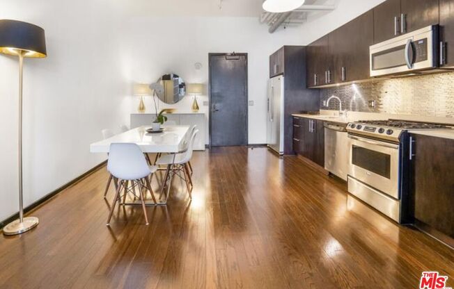 1 bed, 1 bath, 1,000 sqft, $5,000, Unit 905