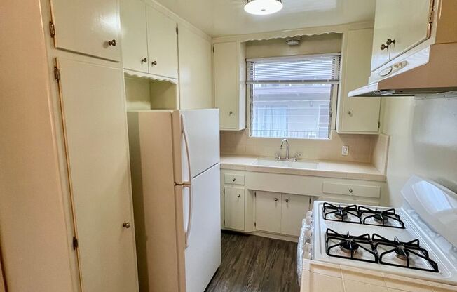 1 bed, 1 bath, 700 sqft, $1,895, Unit 219 Grand Ave #6