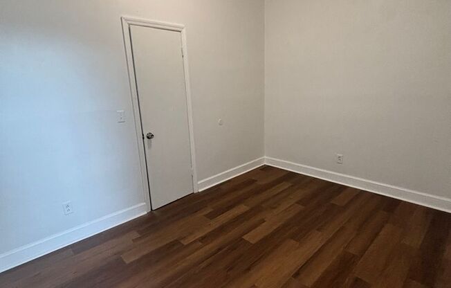 2 beds, 1 bath, 900 sqft, $1,300, Unit 11 E 7th Street #1