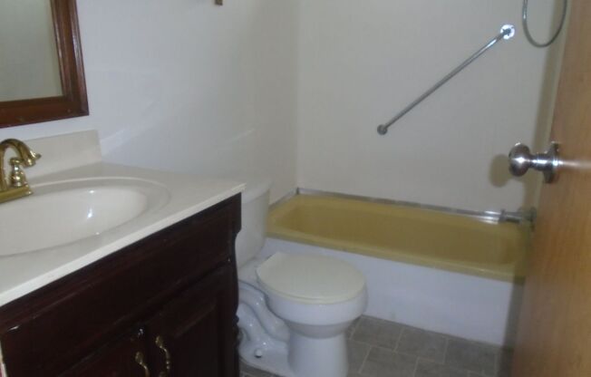 3 beds, 2 baths, $1,400