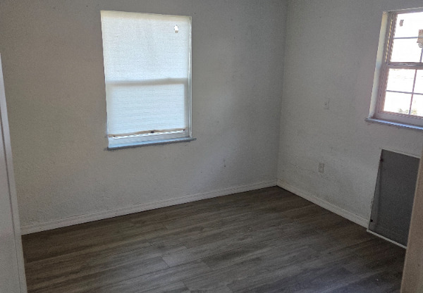 1449 N RONALD REAGAN BLVD