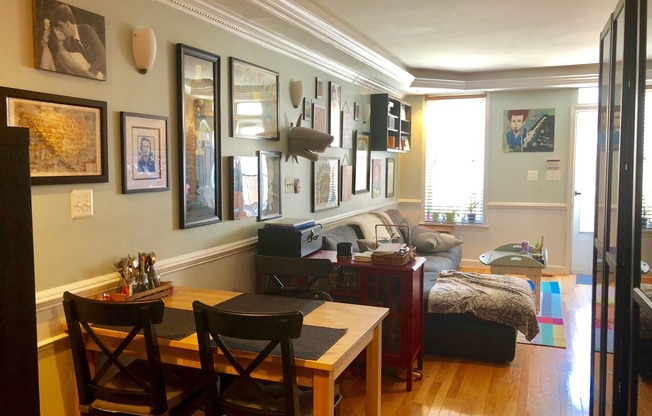 Charming 2 Bedroom/1.5 Bathroom Townhome in Federal Hill w/ Rooftop Deck!