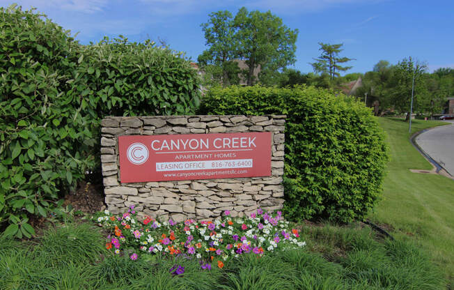 the sign for canyon creek park at the entrance of the park