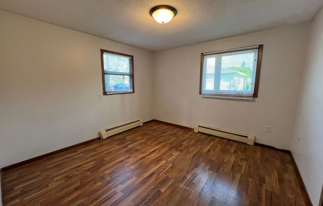 2 beds, 1 bath, $950, Unit A1335-04