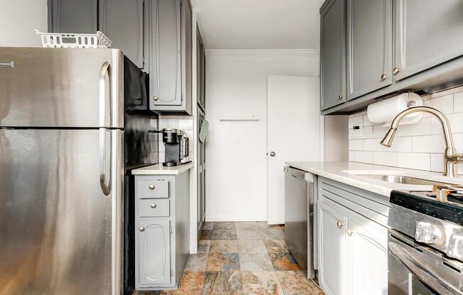 2 beds, 1 bath, 1,000 sqft, $4,250, Unit 11H