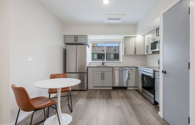 2 beds, 2 baths, 883 sqft, $2,750, Unit 4415 Chestnut - Large 2 Bedroom