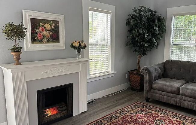 $2,195 Woodworth & 4th St, Historic 2 Bedroom Home - Woodworth Ave, Clovis