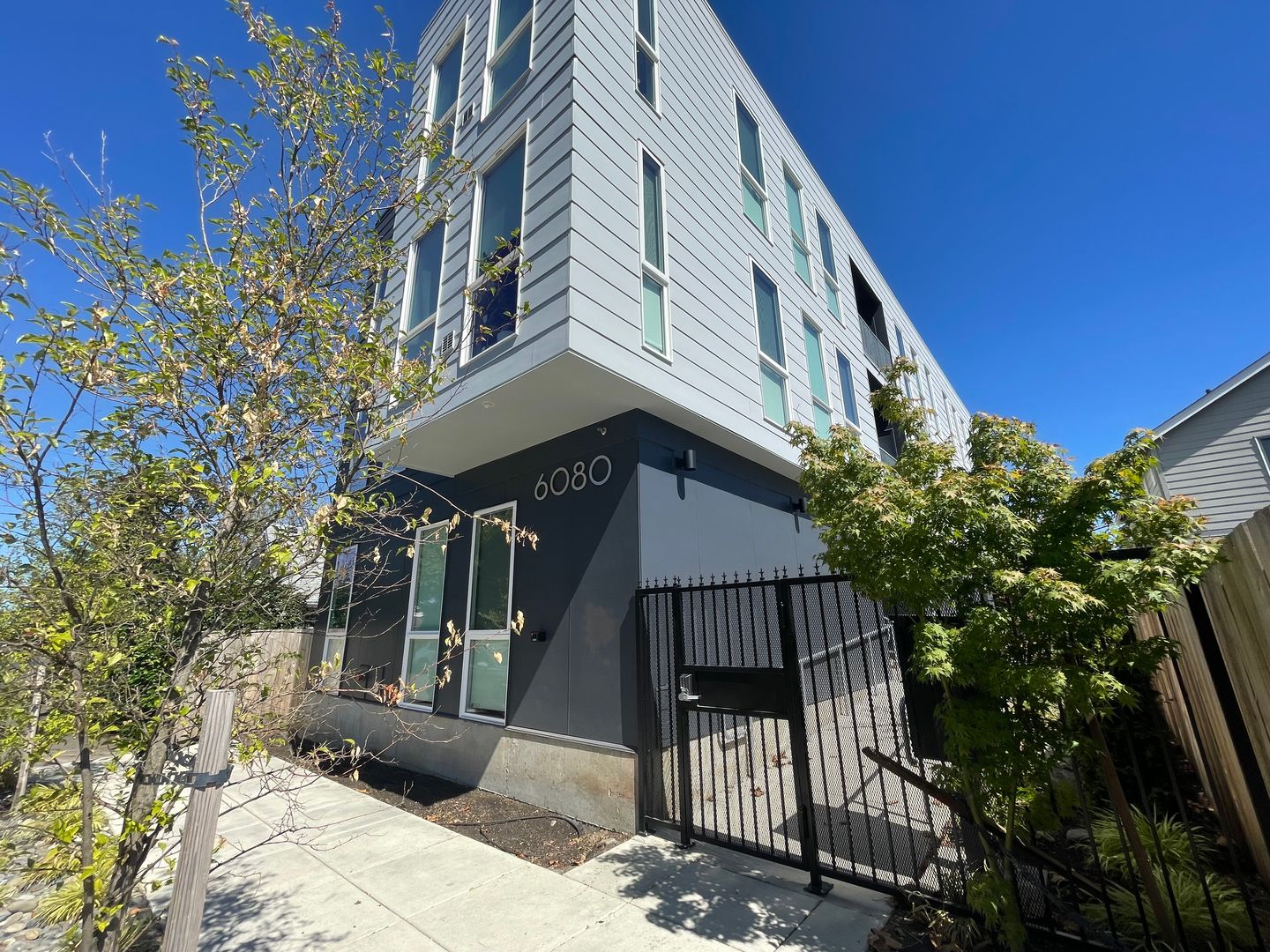 1Bd/1Ba Condo in the SE Lents Neighborhood ~ Washer/Dryer in Unit, Stainless Steel Appliances, Quartz Counter Tops!