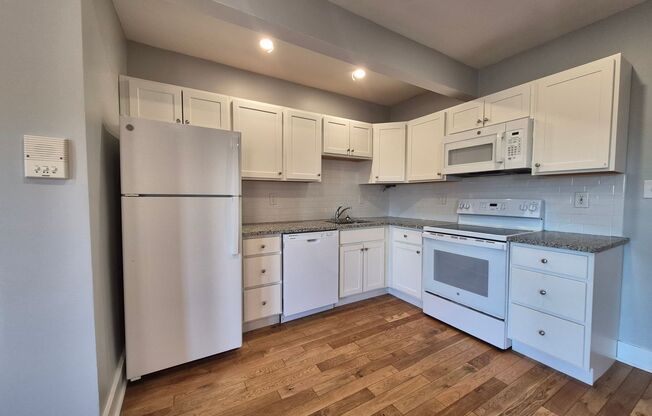 2 beds, 1 bath, 750 sqft, $2,199, Unit 5641 Hobart St. #B4