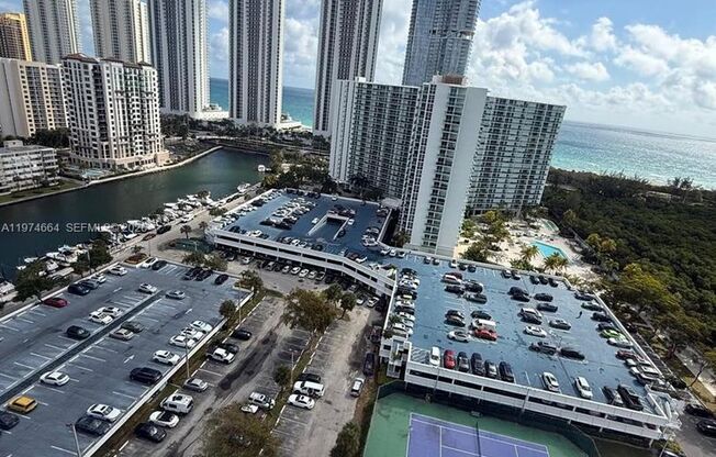 3 beds, 2.5 baths, $4,800, Unit APARTMENT 2106