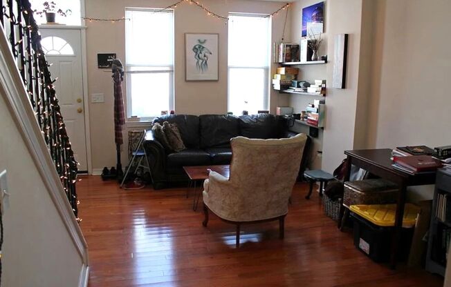 Gorgeous 2-Bedroom Townhome in the Heart of Olde Richmond! Available NOW!