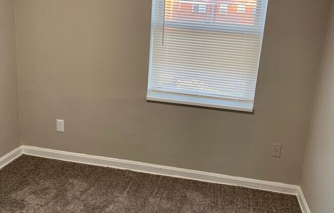 3 beds, 1 bath, 1,500 sqft, $1,305, Unit 1601-00